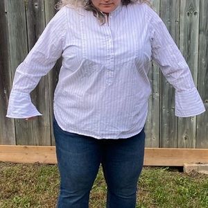 🧶 White shirt with grey stripes.